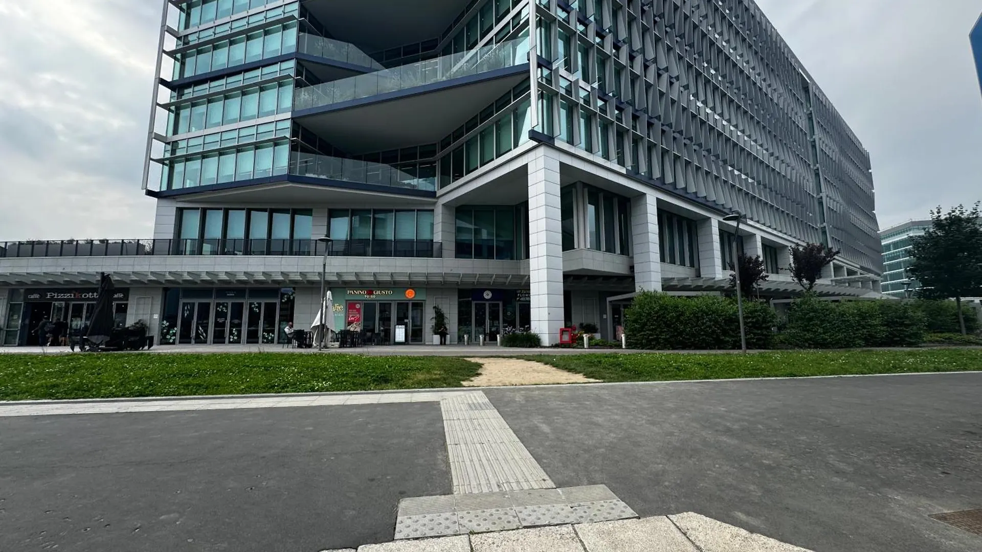 Appartamento Regina Milano In Sky Santa Giulia - Sky Tv, Wifi E Breakfast Box 0*,  Italia