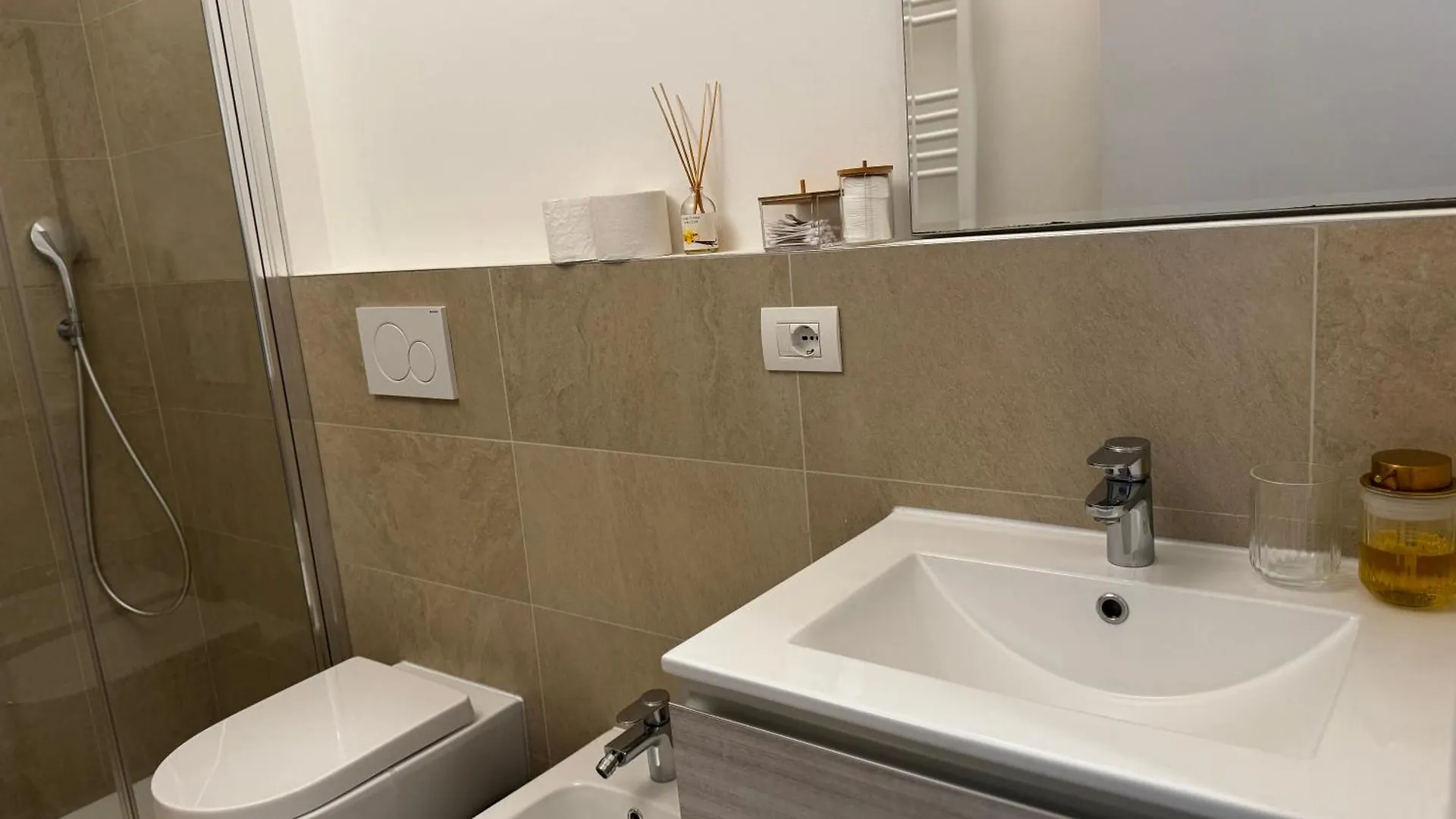Regina Milano In Sky Santa Giulia - Sky Tv, Wifi E Breakfast Box Apartment